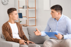 therapist and client discuss alcohol addiction rehab in pa
